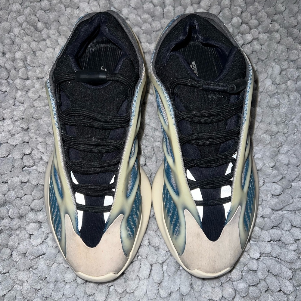 YEEZY 700 V3 Kyanite size 6.5
